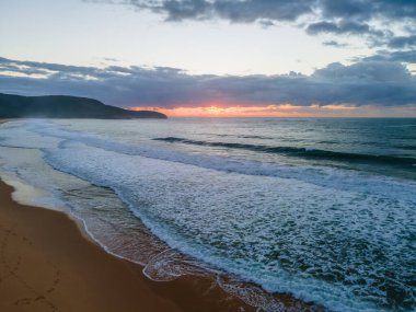 Central Coast, NSW, Avustralya 'daki Killcare Sahili' nden deniz kenarına sabah uçuşu..