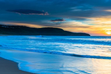 Central Coast, NSW, Avustralya 'daki Killcare Sahili' nden bulutlarla gün doğumu denizi..