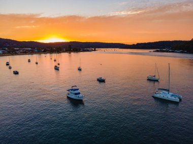 Central Coast, NSW, Avustralya 'daki Ettalong Sahili' nde gündoğumu uçuşu.