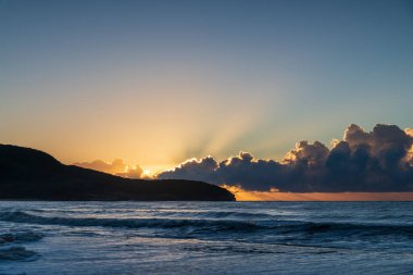 Central Coast, NSW, Avustralya 'daki Killcare Sahili' nde bulut kütleli gündoğumu denizi..