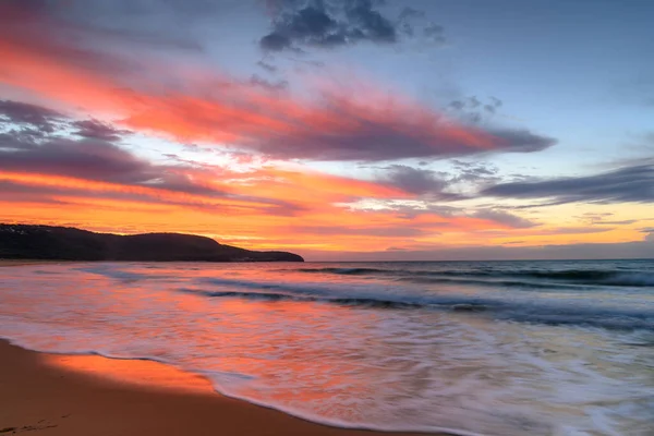 Sunrise Θαλασσογραφία Ένα Μείγμα Από Ψηλά Και Χαμηλά Σύννεφα Που — Φωτογραφία Αρχείου