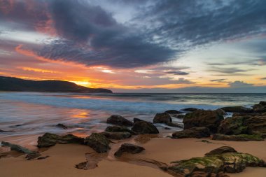Gündoğumu deniz manzarası, yüksek ve alçak bulutların karışımı. Central Coast, NSW, Avustralya 'daki Killcare Sahili' nde güzel gökyüzü üretiyor..