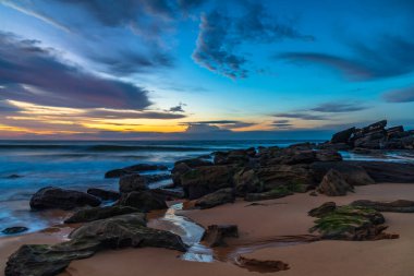 Gündoğumu deniz manzarası, yüksek ve alçak bulutların karışımı. Central Coast, NSW, Avustralya 'daki Killcare Sahili' nde güzel gökyüzü üretiyor..