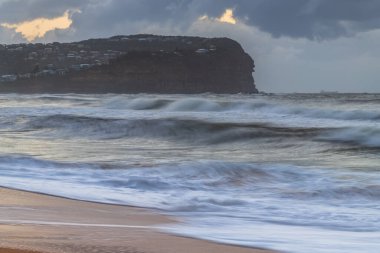 Central Coast, NSW, Avustralya 'daki MacMasters Sahili' nden gün doğumu deniz manzarası..