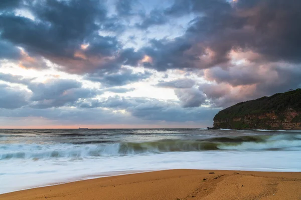 澳大利亚新南威尔士州中部海岸Macmasters海滩的日出海景 — 图库照片