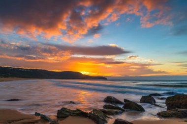 Gündoğumu deniz manzarası, yüksek ve alçak bulutların karışımı. Central Coast, NSW, Avustralya 'daki Killcare Sahili' nde güzel gökyüzü üretiyor..
