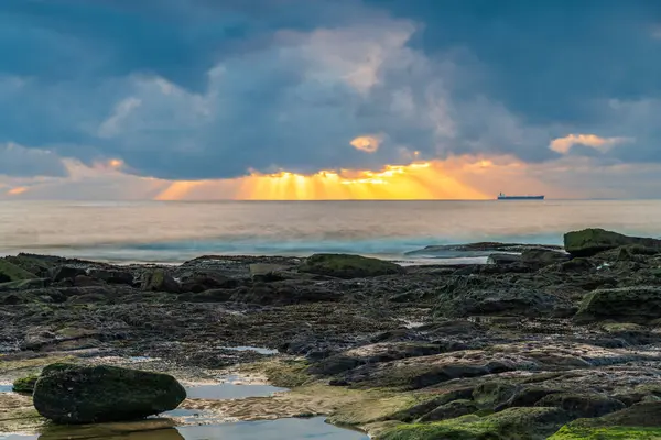 Sonnenaufgang Mit Sonnenstrahlen Und Schiff Horizont Eingang Der Zentralküste Von — Stockfoto