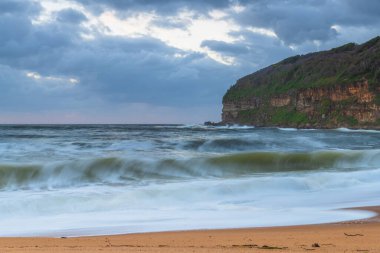 Central Coast, NSW, Avustralya 'daki MacMasters Sahili' nden gün doğumu deniz manzarası..