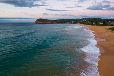 Sahil kenarında güneş doğuyor, Copacabana 'da bulutlar Central Coast, NSW, Avustralya' da.