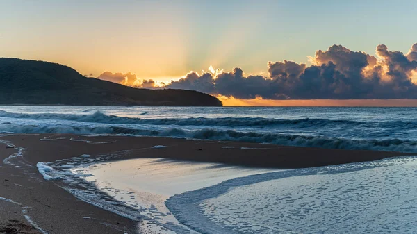 Sunrise Θαλασσογραφία Cloud Bank Στο Killcare Beach Στην Κεντρική Ακτή — Φωτογραφία Αρχείου