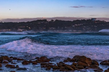 Orta Sahildeki Avoca Sahili 'nde yaz gündoğumu deniz manzarası, NSW, Avustralya.