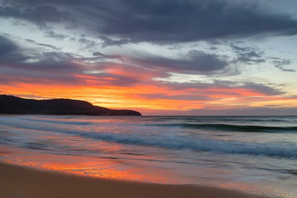 오스트레일리아 Nsw 비치의 아름다운 하늘을 만들어 구름이 뒤섞인 — 스톡 사진
