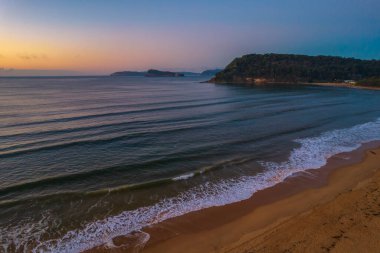 Central Coast, NSW, Avustralya 'daki Umina Sahili' nde en az bulutla sonbahar sabahı sahilde..