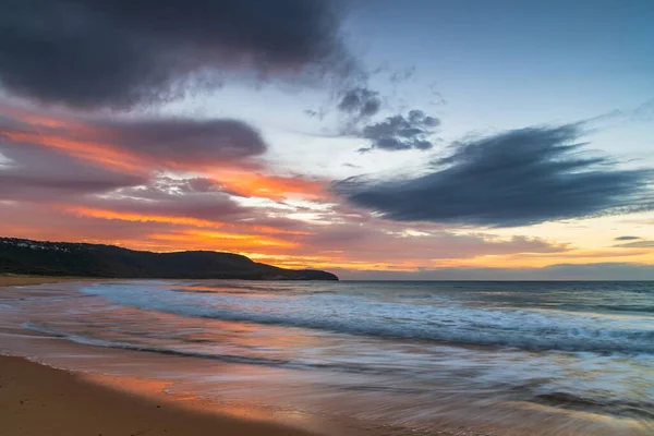 Sunrise Θαλασσογραφία Ένα Μείγμα Από Ψηλά Και Χαμηλά Σύννεφα Που — Φωτογραφία Αρχείου