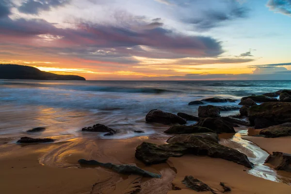 Paisaje Marino Amanecer Con Una Mezcla Nubes Altas Bajas Que — Foto de Stock