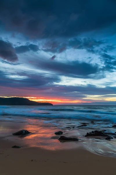 中央海岸 ニューサウスウェールズ州 オーストラリアのキルケアビーチでかなりの空を作り出す高と低の雲の混合物と日の出の海 — ストック写真