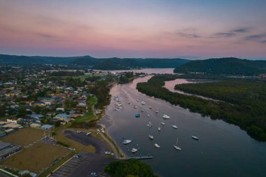 Gün doğumu Woy Woy rıhtımında Orta Sahilde, NSW, Avustralya.