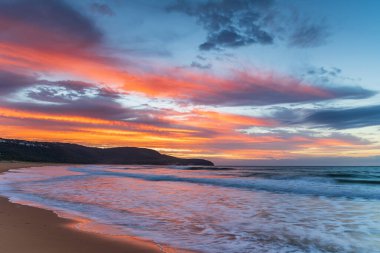 Gündoğumu deniz manzarası, yüksek ve alçak bulutların karışımı. Central Coast, NSW, Avustralya 'daki Killcare Sahili' nde güzel gökyüzü üretiyor..