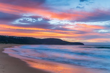 Gündoğumu deniz manzarası, yüksek ve alçak bulutların karışımı. Central Coast, NSW, Avustralya 'daki Killcare Sahili' nde güzel gökyüzü üretiyor..