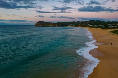 Sahil kenarında güneş doğuyor, Copacabana 'da bulutlar Central Coast, NSW, Avustralya' da.
