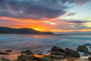 Gündoğumu deniz manzarası, yüksek ve alçak bulutların karışımı. Central Coast, NSW, Avustralya 'daki Killcare Sahili' nde güzel gökyüzü üretiyor..