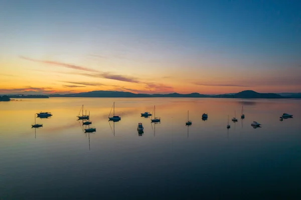 Ein Sanfter Sonnenaufgang Mit Booten Und Spiegelungen Der Koolewong Waterfront — Stockfoto