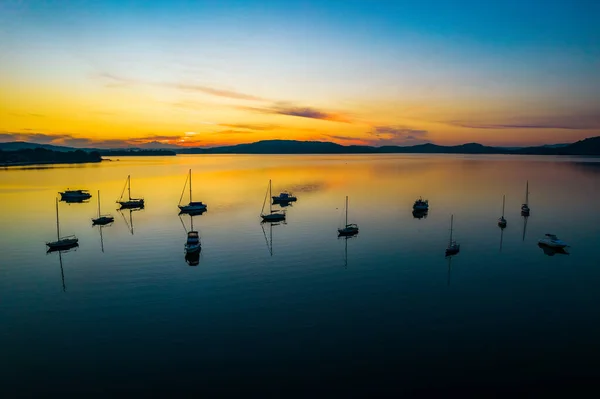 Een Zachte Mooie Zonsopgang Vanuit Lucht Met Boten Reflecties Aan — Stockfoto