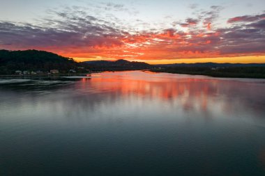 Gündoğumu üstgeçidi Woy Woy 'daki rıhtımda, NSW, Avustralya.