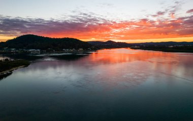 Gündoğumu üstgeçidi Woy Woy 'daki rıhtımda, NSW, Avustralya.