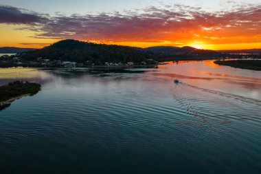 Gündoğumu üstgeçidi Woy Woy 'daki rıhtımda, NSW, Avustralya.