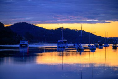 Gün doğumu Woy Woy rıhtımında Orta Sahilde, NSW, Avustralya.