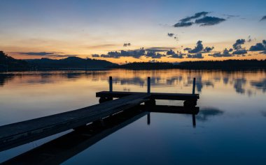 Gün doğumu Woy Woy rıhtımında Orta Sahilde, NSW, Avustralya.