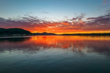 Gündoğumu üstgeçidi Woy Woy 'daki rıhtımda, NSW, Avustralya.