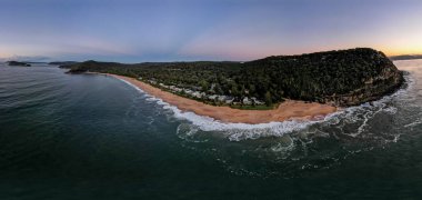 Central Coast, NSW, Avustralya 'daki North Pearl Beach' ten gündoğumu deniz manzarası..