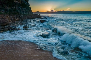 Central Coast, NSW, Avustralya 'daki North Pearl Beach' ten gündoğumu deniz manzarası..