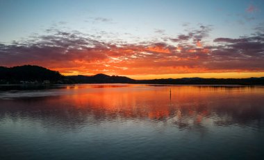 Gündoğumu üstgeçidi Woy Woy 'daki rıhtımda, NSW, Avustralya.