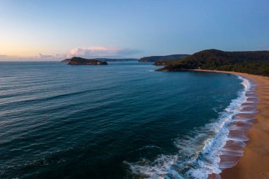 Central Coast, NSW, Avustralya 'daki North Pearl Beach' ten gündoğumu deniz manzarası..