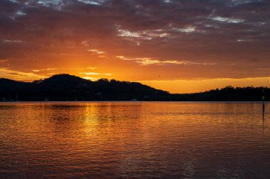 Gün doğumu Woy Woy rıhtımında Orta Sahilde, NSW, Avustralya.