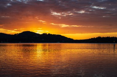 Gün doğumu Woy Woy rıhtımında Orta Sahilde, NSW, Avustralya.