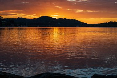 Gün doğumu Woy Woy rıhtımında Orta Sahilde, NSW, Avustralya.