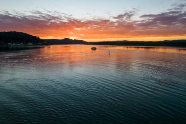 Gündoğumu üstgeçidi Woy Woy 'daki rıhtımda, NSW, Avustralya.