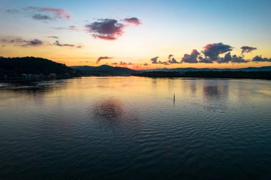 Gün doğumu Woy Woy rıhtımında Orta Sahilde, NSW, Avustralya.