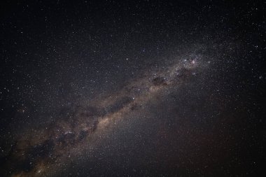 Samanyolu ve Macellan Bulutu ile gece gökyüzü Avcı Bölgesi, NSW, Avustralya 'da kırıldı..