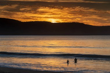 Plajda yaz günleri, Umina Sahili 'nde gündoğumu renkleriyle, NSW, Avustralya.
