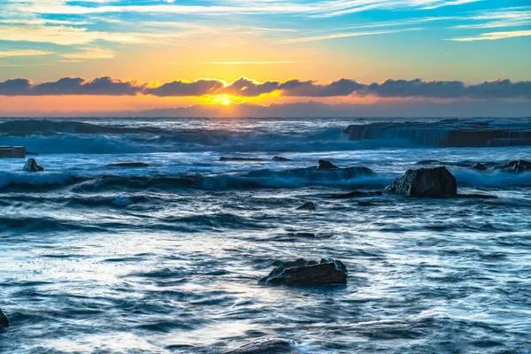 Zonsopgang Met Rotsen Spatten Skillion Terrigal Aan Central Coast Nsw — Stockfoto