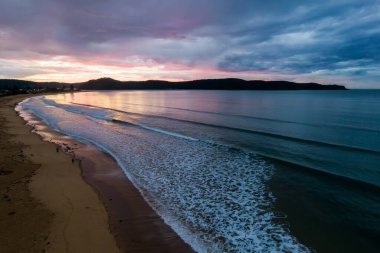 Orta Sahildeki Umina Sahili 'nde bulutlu gün doğumu deniz manzarası..