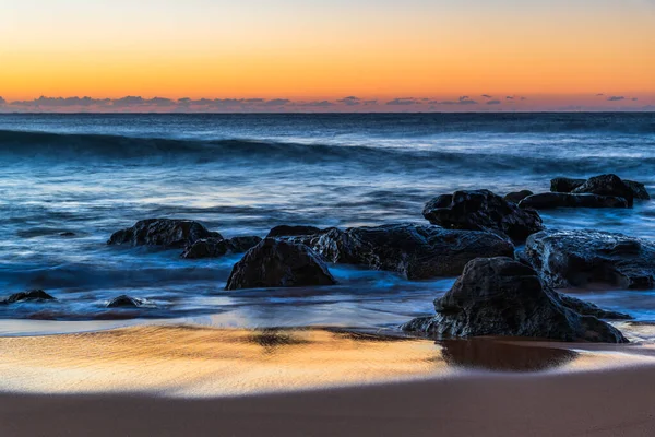 オーストラリア ニューサウスウェールズ州中央海岸のキルケアビーチで日の出の海 — ストック写真