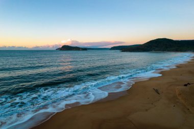 Central Coast, NSW, Avustralya 'daki North Pearl Beach' ten gündoğumu deniz manzarası..