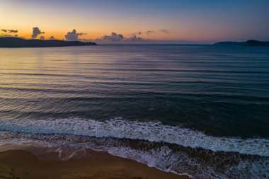 Central Coast, NSW, Avustralya 'daki Umina Sahili' nde en az bulutla sonbahar sabahı sahilde..