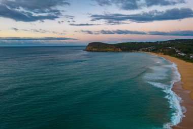 Sahil kenarında güneş doğuyor, Copacabana 'da bulutlar Central Coast, NSW, Avustralya' da.